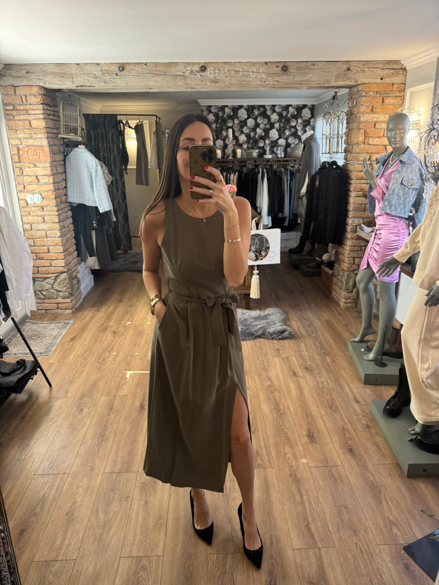 Sandro Ferrone Elegantné midi šaty s opaskom – Olivové